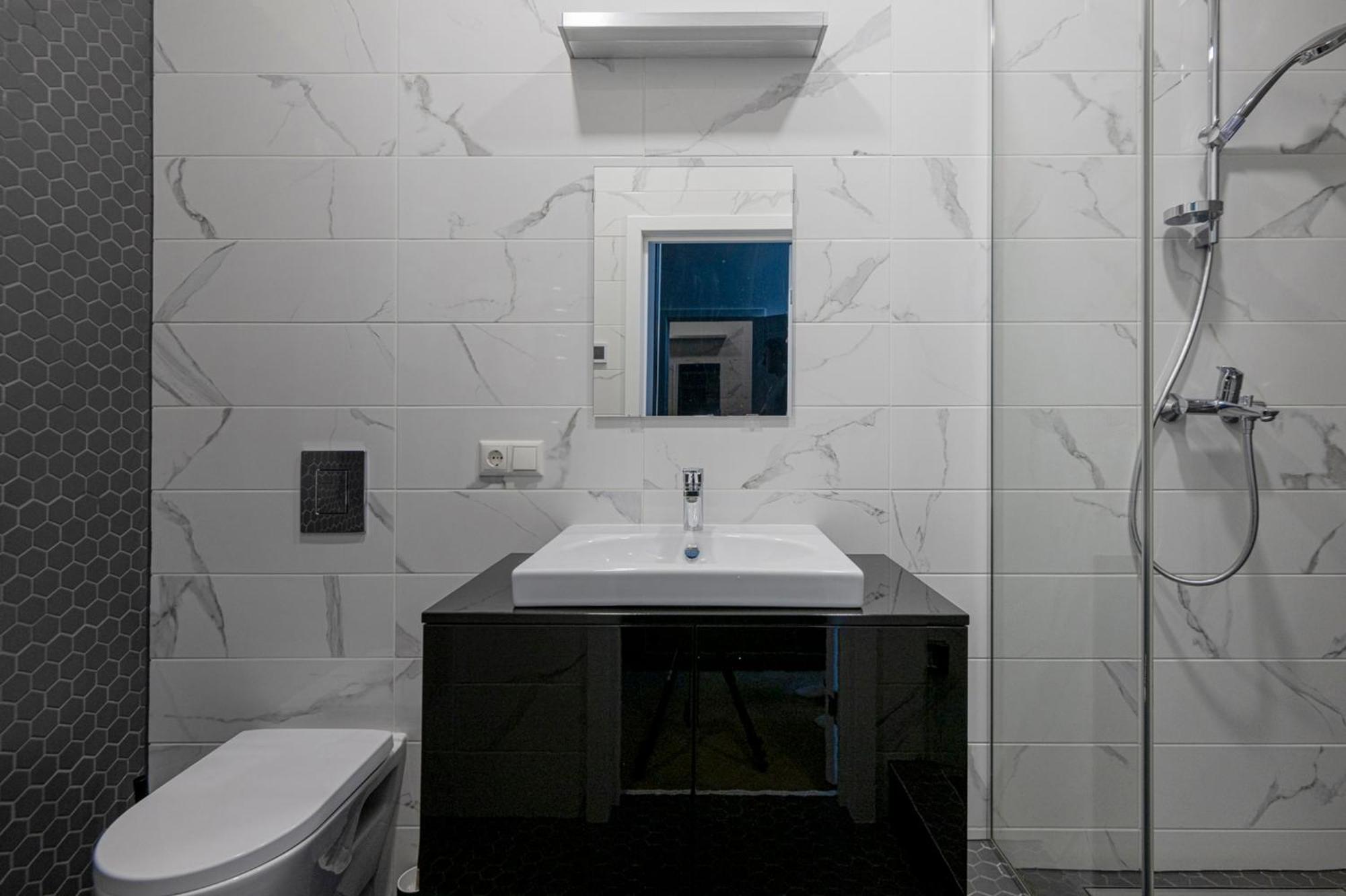 Modern In Prestigious Quiet Center *